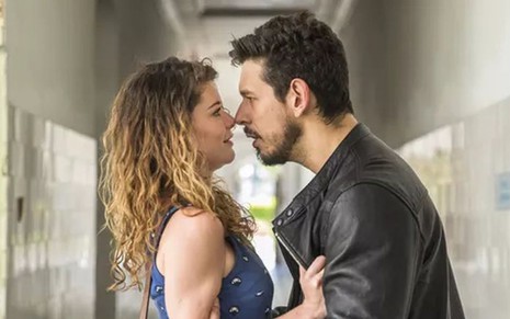 Isabel (Alinne Moraes) e Alain (João Vicente de Castro) vão se reaproximar em Espelho da Vida - João Miguel Júnior/TV Globo