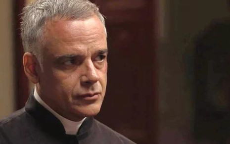 Ângelo Antônio na pele do padre Luiz em cenas do passado de Espelho da Vida: sem final feliz - Divulgação/TV Globo