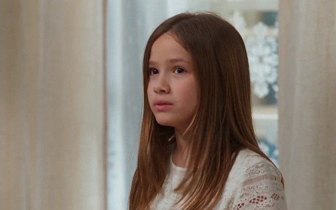 Priscila (Clara Galinari) fugirá após descobrir que o cineasta é seu pai em Espelho da Vida - Reprodução/TV Globo
