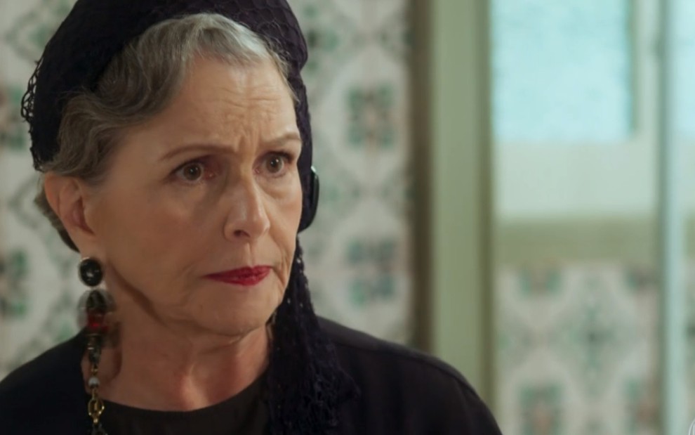 Hildegard (Irene Ravache) em cena da novela Espelho da Vida: tudo pelo bem do filho - Reprodução/TV Globo