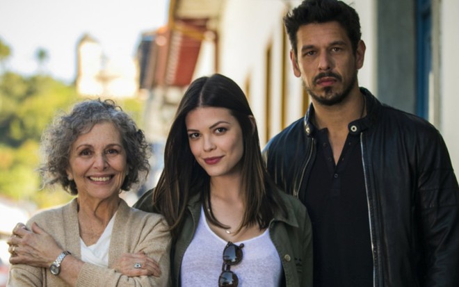 Irene Ravache, Vitória Strada e João Vicente de Castro em foto da novela Espelho da Vida: trama lenta - João Miguel Júnior/TV Globo