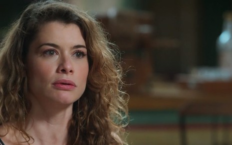Isabel (Alinne Moraes) passará por péssimos momentos nos próximos capítulos de Espelho da Vida - Reprodução/TV Globo
