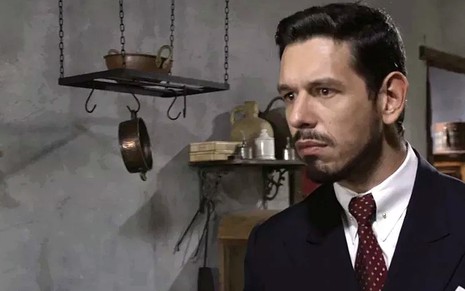 Gustavo Bruno (João Vicente de Castro) vai descobrir que o irmão mudou de lado em Espelho da Vida - Reprodução/TV Globo