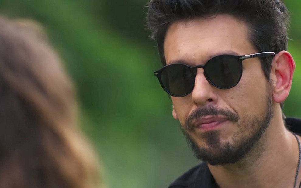Alain (João Vicente de Castro) vai ceder à investida da ex e a levará para transar na fazenda - Reprodução/TV Globo