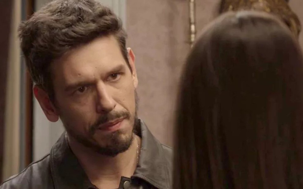 Alain (João Vicente de Castro) vai se declarar para Cris (Vitória Strada) em Espelho da Vida - Reprodução/TV Globo