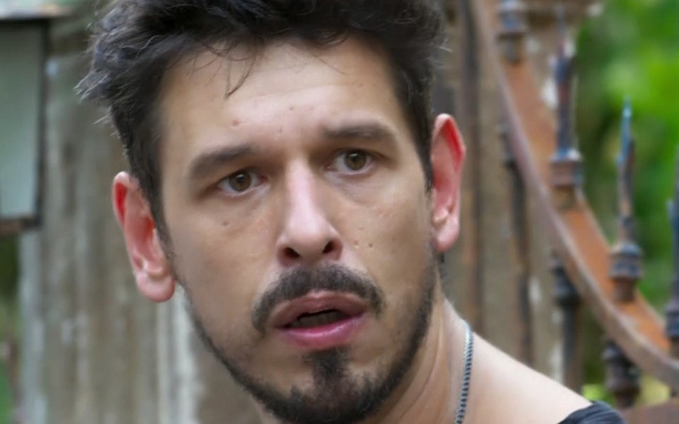 Alain (João Vicente de Castro) vai encontrar quadro revelador em cena de Espelho da Vida - Reprodução/TV Globo