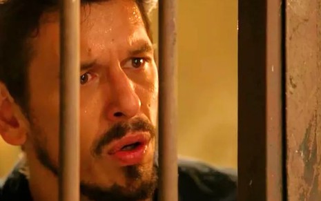 Alain (João Vicente de Castro) verá inimigo da vida passada na prisão em Espelho da Vida - Reprodução/TV Globo