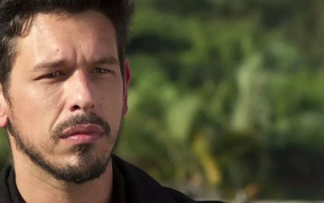Alain (João Vicente de Castro) vai surpreender a namorada em cena de Espelho da Vida - Reprodução/TV Globo