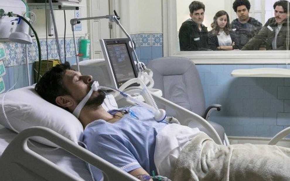 Alain (João Vicente de Castro) ficará em coma com traumatismo craniano em Espelho da Vida - Sergio Zalis/TV Globo