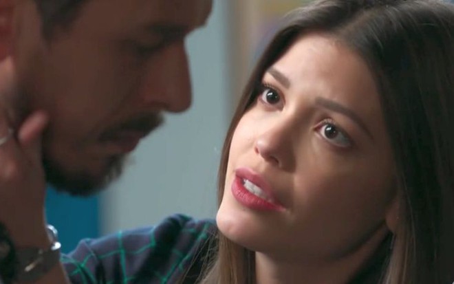 João Vicente de Castro (Alain) e Vitória Strada (Cris) em cena de Espelho da Vida - Reprodução/TV Globo