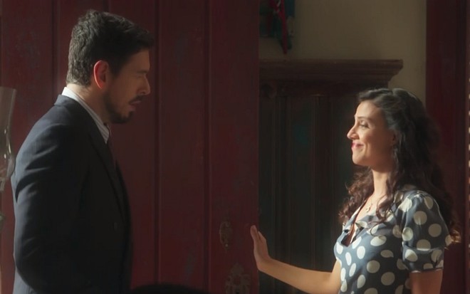 Gustavo Bruno (João Vicente de Castro) visita Maristela (Letícia Persiles) em Espelho da Vida - Reprodução/TV Globo