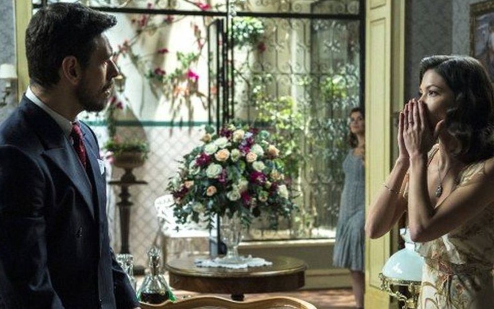 Gustavo Bruno (João Vicente de Castro) roubará beijo de Julia (Vitória Strada) em Espelho da Vida - Estevam Avellar/TV Globo