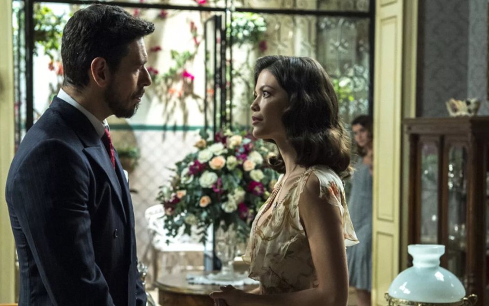 Gustavo Bruno (João Vicente de Castro) se declarará para Julia, mas Cris (Vitória Strada) não gostará - Reprodução/TV Globo