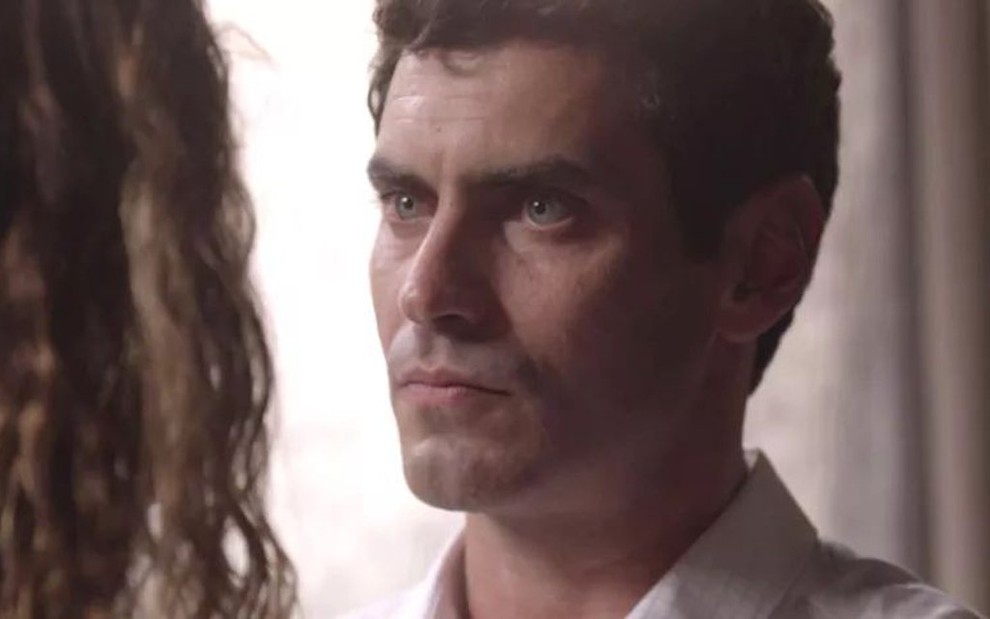 Marcelo (Nikolas Antunes) cobrará satisfações de Isabel (Alinne Moraes) em Espelho da Vida - Reprodução/TV Globo