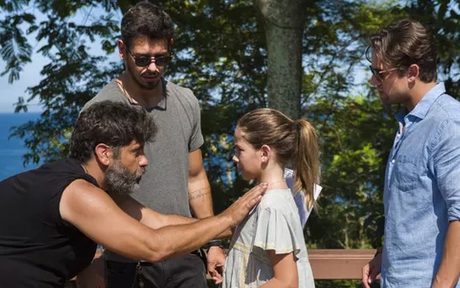 Pedro Vasconcelos dirige a cena do reencontro com Clara Galinari, João Vicente de Castro e Rafael Cardoso - Cesar Alves/TV Globo