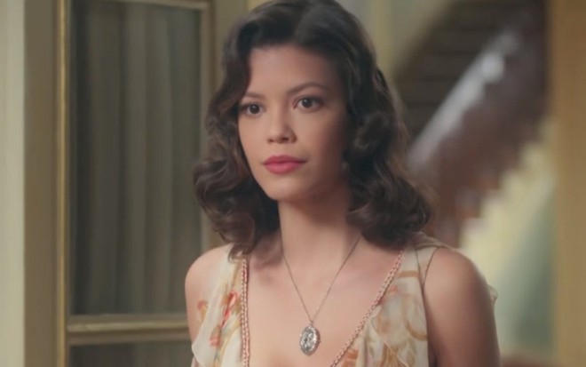 Cris (Vitória Strada), na pele de Julia, ficará em choque ao descobrir que Eugênio (Felipe Camargo) teve um affair - Reprodução/TV Globo