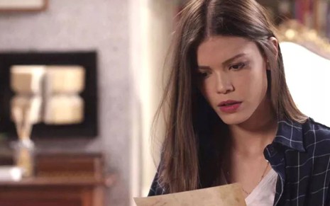 Cris (Vitória Strada) procurará diário de Julia para investigar seu pai na vida passada em Espelho da Vida - Reprodução/TV Globo