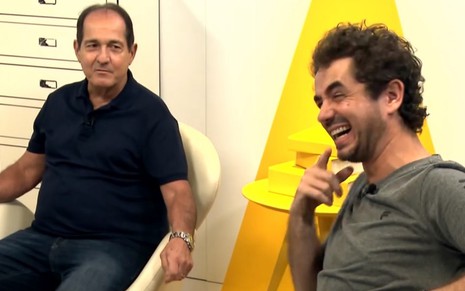 Apresentador do Globo Esporte, Felipe Andreoli gargalha ao lado do comentarista Muricy Ramalho