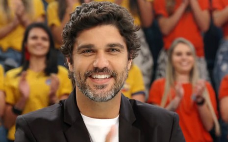Bruno Cabrerizo foi jurado da Dança dos Famosos no último domingo (17); ator também deu nota para a (não) namorada - Reprodução/TV Globo