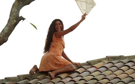 Gabriela (Juliana Paes) sobe no telhado para pegar pipa: adaptação mais recente de Jorge Amado - Alex Carvalho/TV Globo