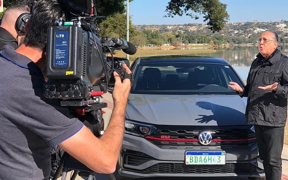 O locutor Galvão Bueno em frente a carro da Volkswagen em foto publicada em seu perfil no Instagram