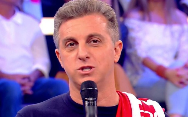 O apresentador Luciano Huck no Caldeirão exibido no sábado passado (16)