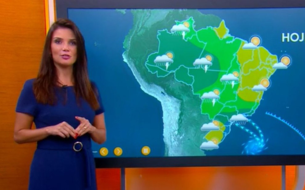 Repórter Sabina Simonato apresentando a previsão do tempo do jornal Hora 1 desta segunda-feira (11)