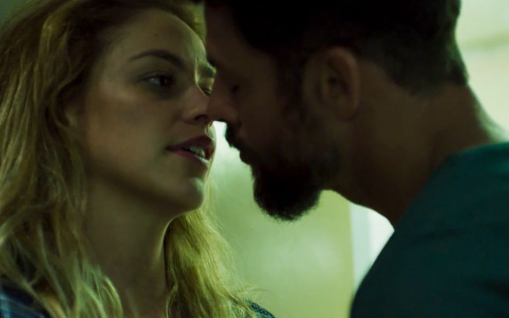Os atores Tóia Ferraz e Cauã Reymond como os personagens Rocha e Dante, respectivamente, em cena da série Ilha de Ferro, do Globoplay