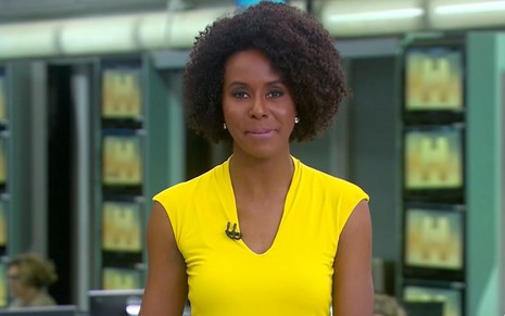 A apresentadora Maju Coutinho no Jornal Hoje de 21 de novembro, na Globo, vestindo uma blusa amarela 