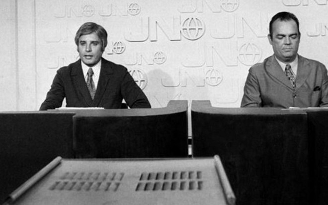 Cid Moreira (à esq.) e Hilton Gomes foram os primeiros apresentadores do Jornal Nacional na Globo - Divulgação/Memória Globo