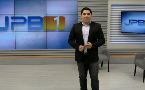 O jornalista Bruno Sakaue no cenário do JPB 1ª Edição, da TV Cabo Branco, afiliada da Globo