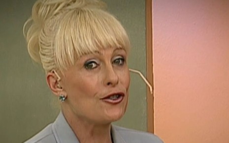 A apresentadora Ana Maria Braga na primeira semana do Mais Você, em outubro de 1999, em cenário antigo