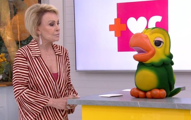 Ana Maria Braga e Louro José no Mais Você desta sexta-feira (26); apresentadora deu cortada no mascote após cantoria - REPRODUÇÃO/TV GLOBO