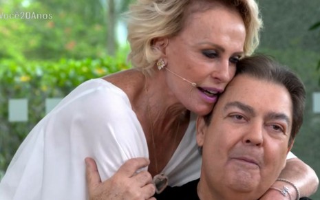 A apresentadora Ana Maria Braga abraçando o titular do Domingão do Faustão, Fausto Silva, durante o Mais Você desta sexta (18), na Globo