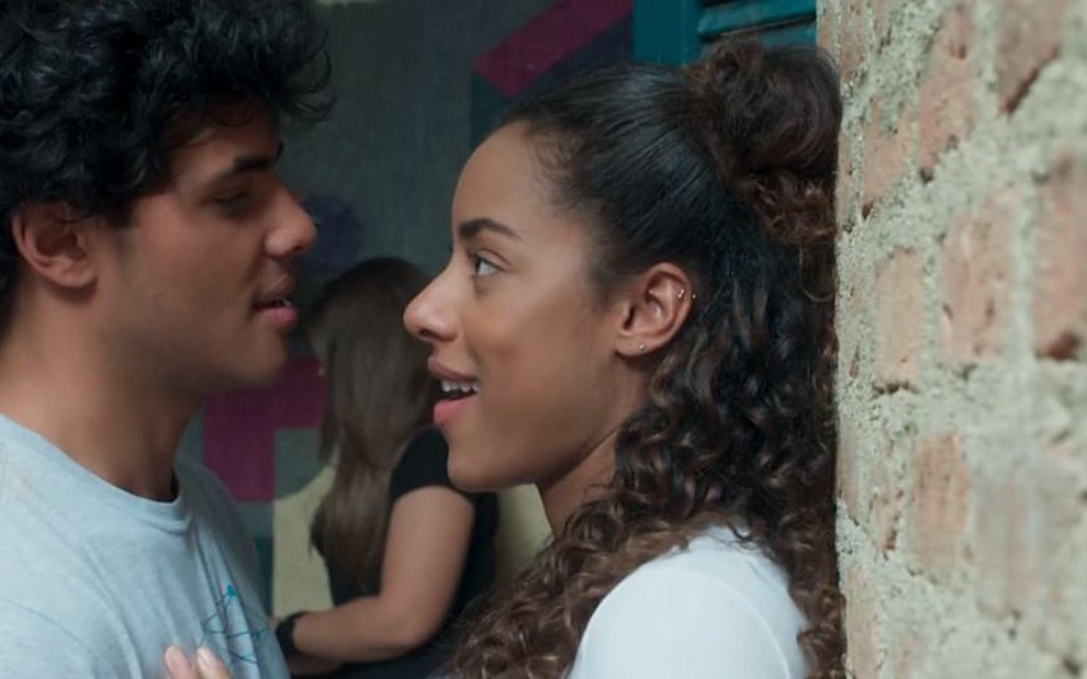 Érico (Gabriel Fuentes) e Jade (Yara Charry) voltarão a se beijar em Malhação - Vidas Brasileiras - Reprodução/TV Globo