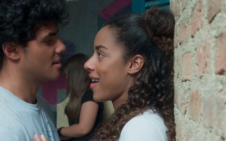 Érico (Gabriel Fuentes) e Jade (Yara Charry) voltarão a se beijar em Malhação - Vidas Brasileiras - Reprodução/TV Globo