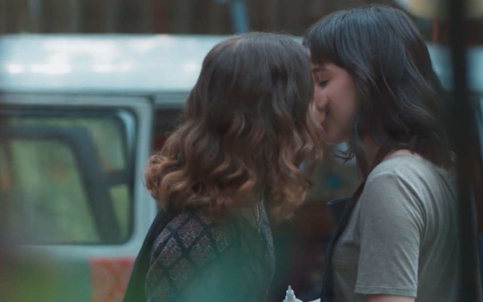 Samantha (Giovanna Grigio) protagoniza primeiro beijo lésbico de Malhação com Lica (Manoela Aliperti) - REPRODUÇÃO/TV GLOBO
