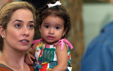 Lígia (Paloma Duarte) adotou Nina sem saber que a mãe biológica está à sua procura em Malhação - Reprodução/TV Globo