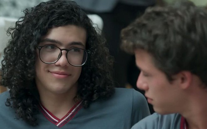 Michael (Pedro Vinícius) vai tomar coragem para dizer o que sente a Santiago (Giovanni Dopico) - Reprodução/TV Globo