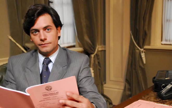 O ator Leonardo Machado em cena da série Na Forma da Lei, da qual foi um dos protagonistas - Márcio de Souza/TV Globo