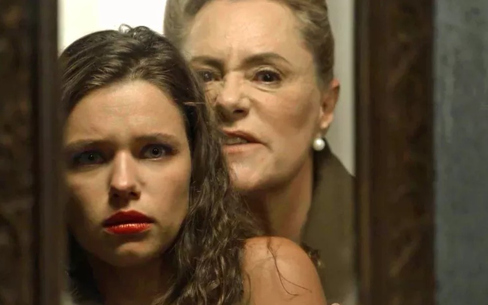 Mirtes (Elizabeth Savala) arrasta Lourdes Maria (Bruna Linzmeyer) para a frente do espelho em O Sétimo Guardião - Reprodução/TV Globo