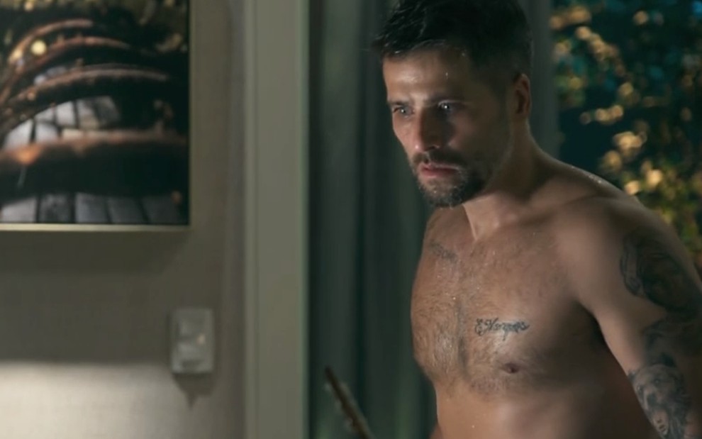 Bruno Gagliasso (Gabriel) sem camisa em cena de O Sétimo Guardião: galã ficará nu na novela - Reprodução/TV Globo