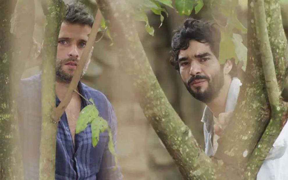 Geandro (Caio Blat) leva Gabriel (Bruno Gagliasso) à casa do guardião-mor nesta sexta (23) - Reprodução/TV Globo