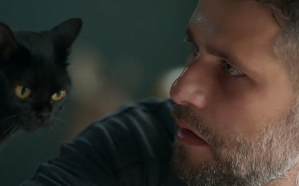 Gabriel (Bruno Gagliasso) jogará o gato na água milagrosa em cena de O Sétimo Guardião - Reprodução/TV Globo