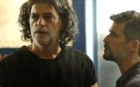 Murilo (Eduardo Moscovis) sairá em defesa da vilã em cena de O Sétimo Guardião - Reprodução/TV Globo