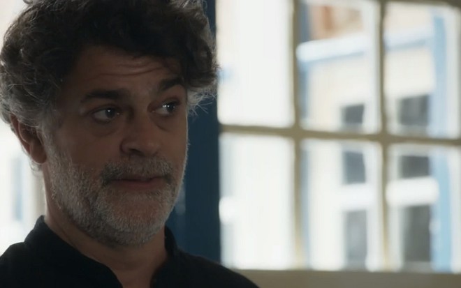 Murilo (Eduardo Moscovis) vai apontar uma arma para o vilão em cena de O Sétimo Guardião - Reprodução/TV Globo