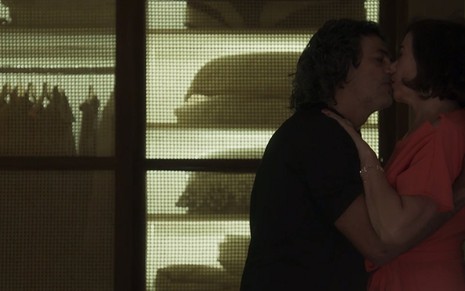 Murilo (Eduardo Moscovis) e Valentina (Lilia Cabral) engatarão um namoro em O Sétimo Guardião - Reprodução/TV Globo
