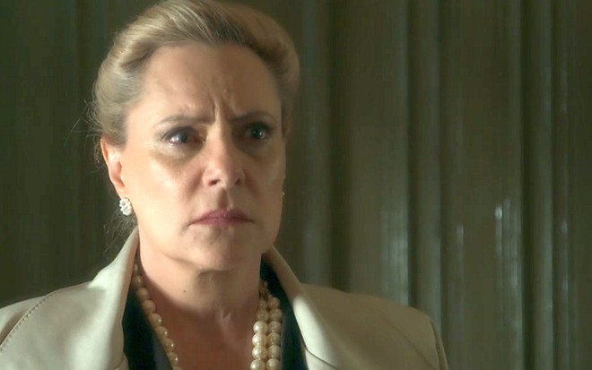 Mirtes (Elizabeth Savala) terá que se hospedar na pousada de Serro Azul em O Sétimo Guardião - Reprodução/TV Globo