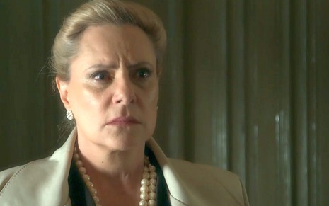 Mirtes (Elizabeth Savala) terá que se hospedar na pousada de Serro Azul em O Sétimo Guardião - Reprodução/TV Globo