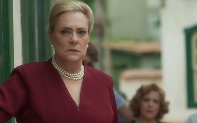 Mirtes (Elizabeth Savala) vai levar choque antes de a água da fonte desaparecer em O Sétimo Guardião - Reprodução/TV Globo